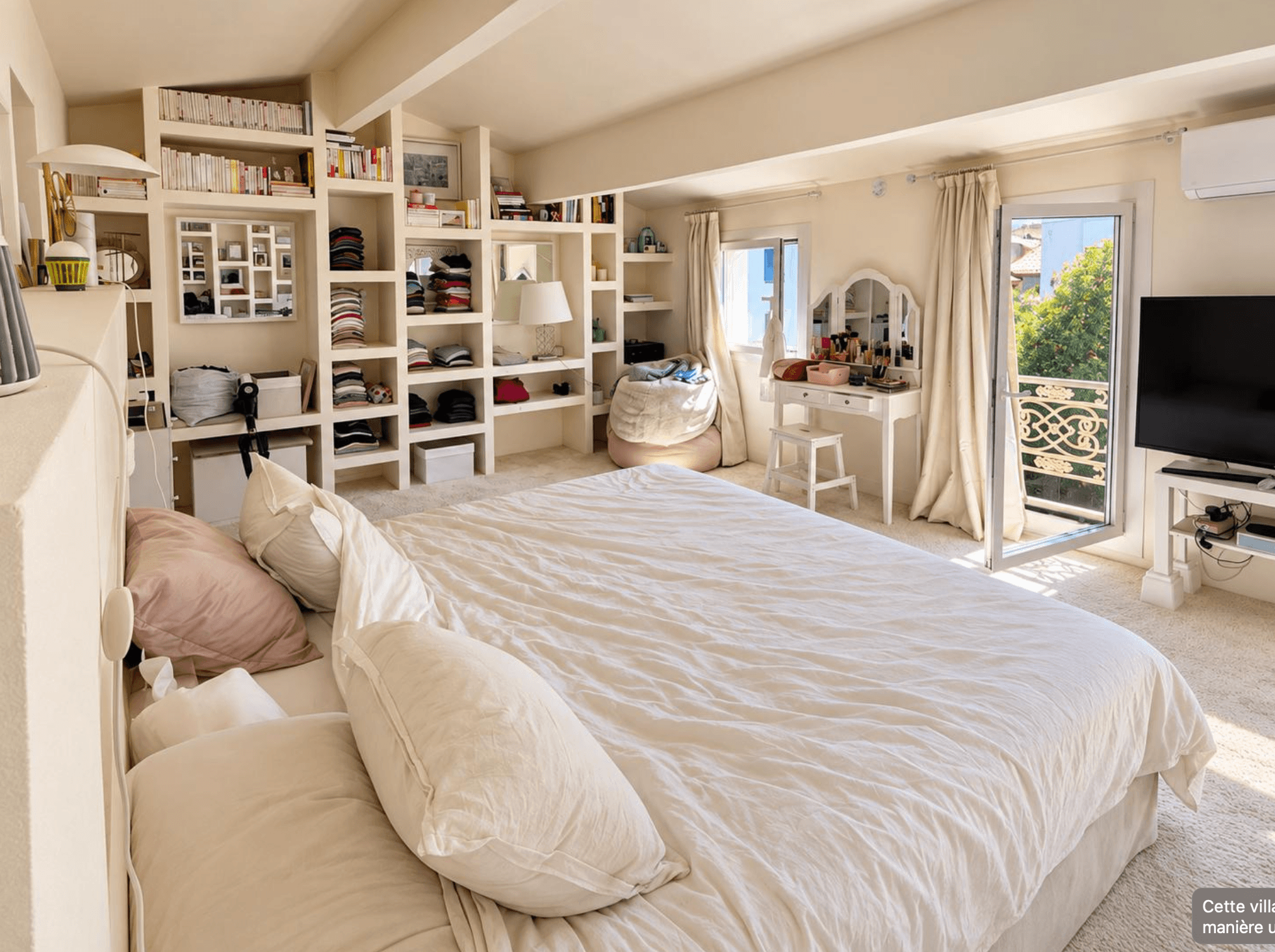 Chambre claire avec dressing